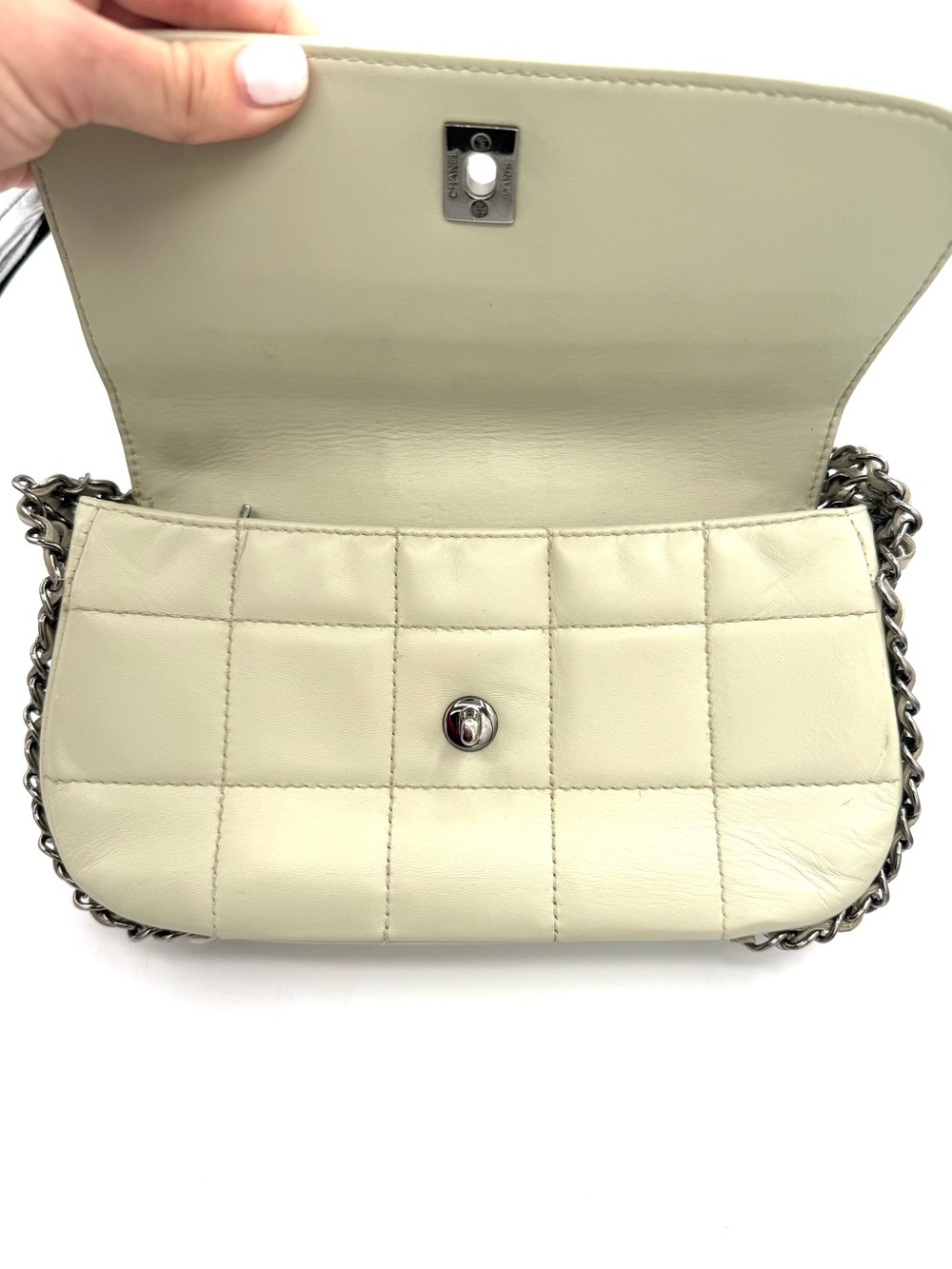 CHANEL Off White Quilted 5 Chain Leather Flap Bag - Picture 13 of 16